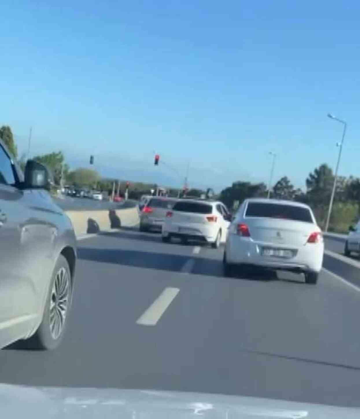 İstanbul'da makas atarak ilerleyen bir sürücü iki aracın arasına saplandı