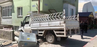 Karaman'da kamyonetin bir binanın bahçe duvarına çarpması sonucu 2 kişi yaralandı