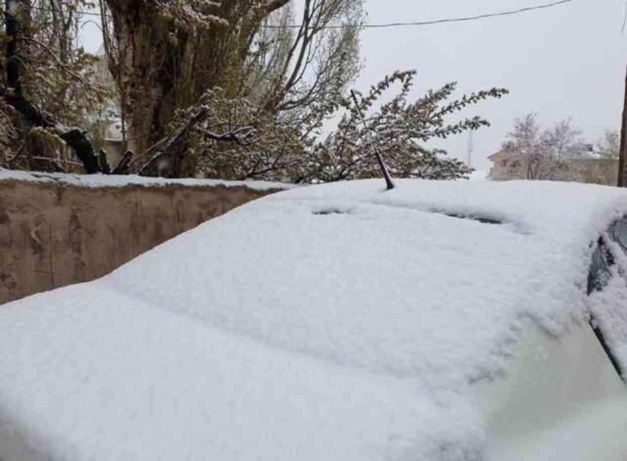 Mayıs ayında kar esareti: Her yer beyaza büründü Mayıs ayında kar esareti: Her yer beyaza büründü