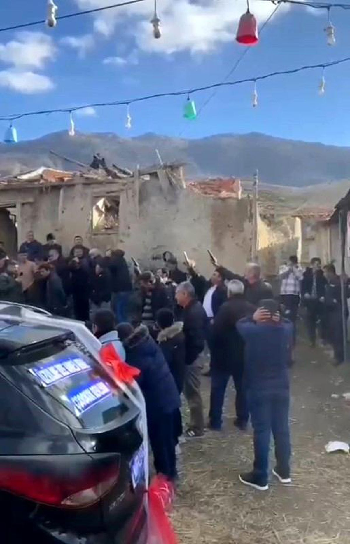 Afyonkarahisar'da Muhtarın Düğünde Tabancayla Ateş Etmesi Tepki Çekti