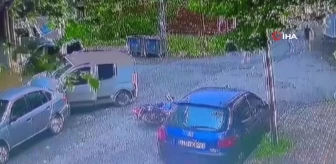 Sultangazi'de feci kaza kamerada: Hafif ticari araç ile çarpışan motosikletli 2 kişi havaya savruldu