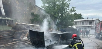 Tokat'ın Niksar ilçesinde otomobilde yangın çıktı