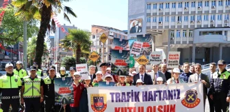 Zonguldak'ta trafik haftası kutlamasına kırmızı düdük dağıtıldı