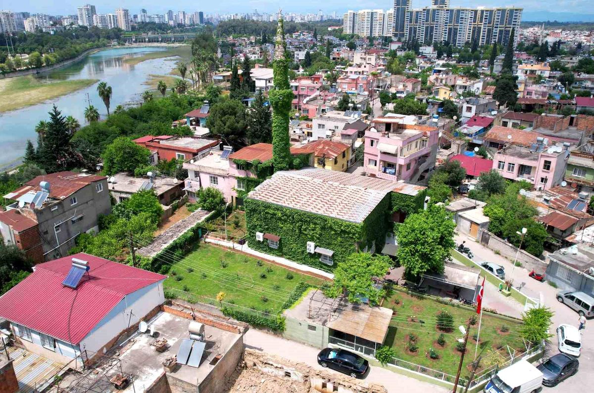 Adana'da Yeşil Cami Baharın Gelmesiyle Yeniden Yeşillendi