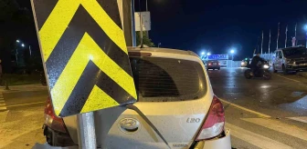 Zeytinburnu'nda araç refüje çıktı, sürücü yaralandı