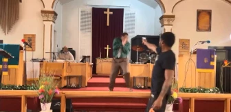 Kilisede papaza suikast girişimi kamerada! Silah tutukluk yapınca saldırgan kilisedekiler tarafından etkisiz hale getirildi