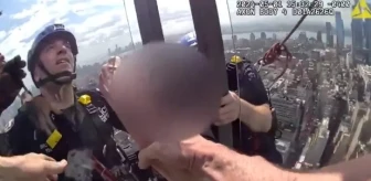 ABD'de 54 katlı gökdelenin çatısından atlamak isterken cam korkuluğa sıkışan kadın, polis tarafından kurtarıldı