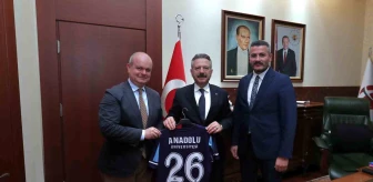Anadolu Üniversitesi Spor Kulübü Vali Aksoy'a Forma Hediye Etti
