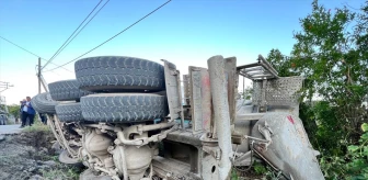 Antakya'da yol çöktü, beton mikseri devrildi