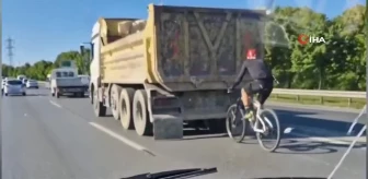 Bisikletli sürücünün hafriyat kamyonu arkasında tehlikeli yolculuğu kamerada