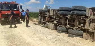 Gaziantep'te yol çalışmasında kamyon devrildi, sürücü ağır yaralandı