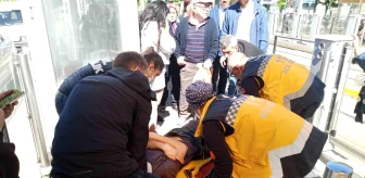 Eskişehir'de tramvay durağında düşürdüğü telefonunu almak isterken kafasını demirlere çarparak bayılan adam hastaneye kaldırıldı