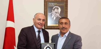 TOBB Başkanı Hisarcıklıoğlu, Oltu Ticaret ve Sanayi Odası Başkanı Karaca'ya teşekkür plaketi verdi