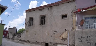 Kemerhisar'da evin temelinde tarihi eser niteliğinde mimari parçalar çıktı