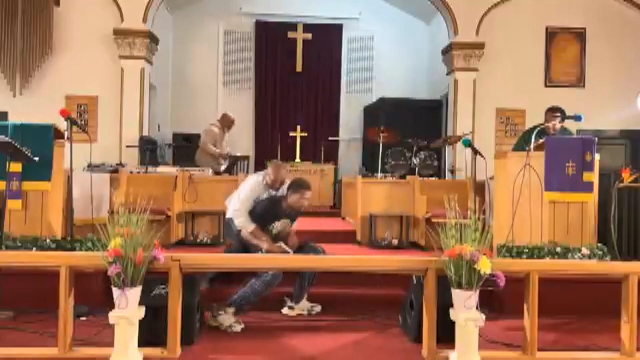 Kilisede papaza suikast girişimi! Silah tutukluk yapınca etkisiz hale getirildi