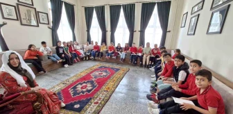 Anadolu Masalları Anlatıcısı Öğretmen Çocuklara Masal Anlatıyor