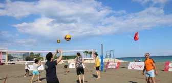 Mersin'de Gençlik Haftası Plaj Voleybolu Turnuvası Başladı