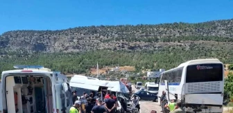 Mersin'de servis minibüsü otobüse çarptı: 1 ölü, 2 yaralı