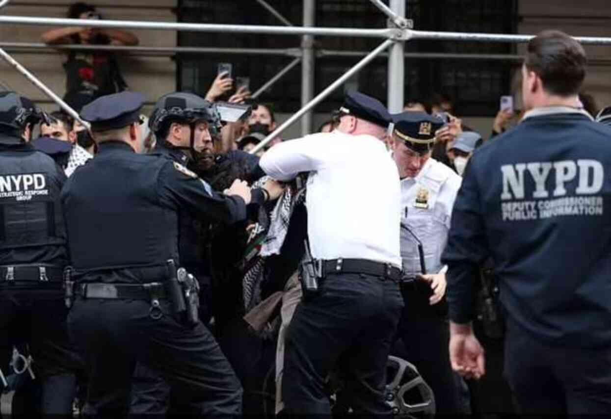 New York'ta Filistin yanlısı protestocular, Met Gala etkinliğinin yapıldığı salona yürümek istedi New York'ta Filistin yanlısı protestocular, Met Gala etkinliğinin yapıldığı salona yürümek istedi