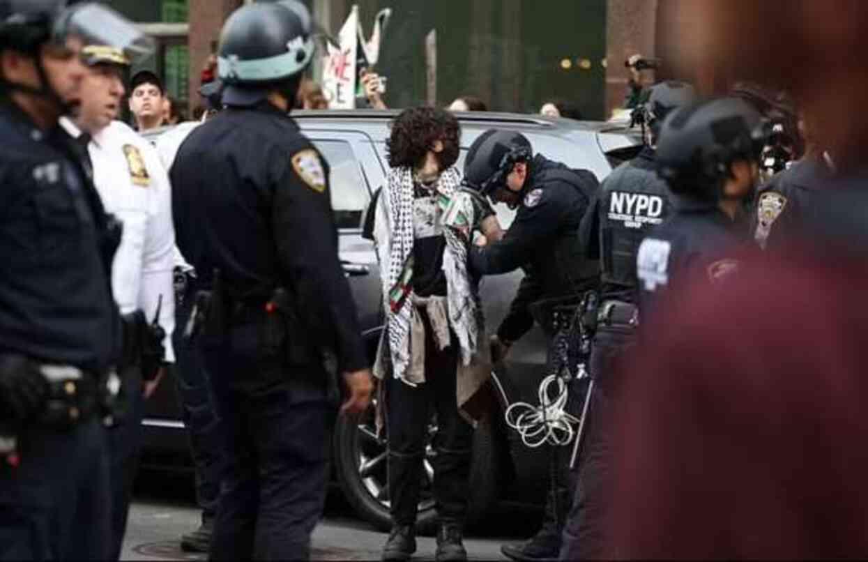 New York'ta Filistin yanlısı protestocular, Met Gala etkinliğinin yapıldığı salona yürümek istedi New York'ta Filistin yanlısı protestocular, Met Gala etkinliğinin yapıldığı salona yürümek istedi