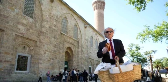 Bursa'da Kamudan Emekli Ahmet Berksun Takım Elbisesiyle Simit Satıyor
