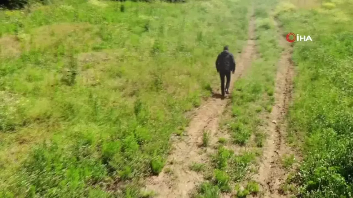 Tarlasını yola çevirenlere kızdı, tabelayı dikti