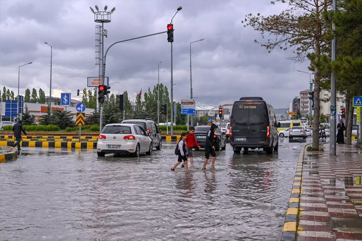 Van'da Sağanak Yağış Sonucu Taşkınlar Oluştu