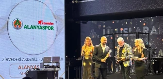 Corendon Alanyaspor, Zirve Ödülleri'nde 'Zirvedeki Akdeniz Futbol Takımı' ödülünü kazandı