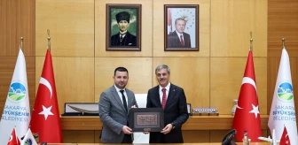 ASRİAD Sakarya Şube Başkanı Rıdvan Ulusal, Sakarya Büyükşehir Belediye Başkanı Yusuf Alemdar'ı ziyaret etti
