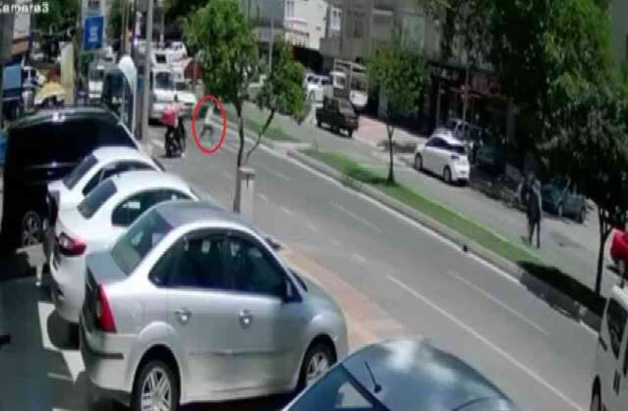 Bir babanın en acı hatıra kaydı: Okula uğurladığı oğlunun kaza görüntülerini çekti Bir babanın en acı hatıra kaydı: Okula uğurladığı oğlunun kaza görüntülerini çekti