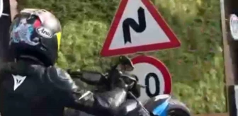 Bursa'da tek teker sürüş yapan motosikletli genç trafiği tehlikeye düşürdü