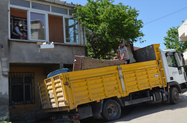 Gebze'de bir evden 10 kamyon çöp çıkarıldı