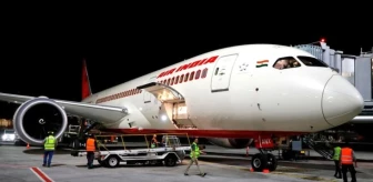 Air India, kabin memurlarının hasta olduğunu bildirmesi üzerine 90 uçuşunu iptal etti