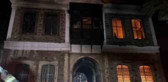 İzmir'de tarihi bina alevlere teslim oldu