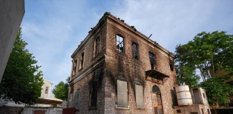 İzmir'deki Tarihi Bina Yangını Kontrol Altına Alındı