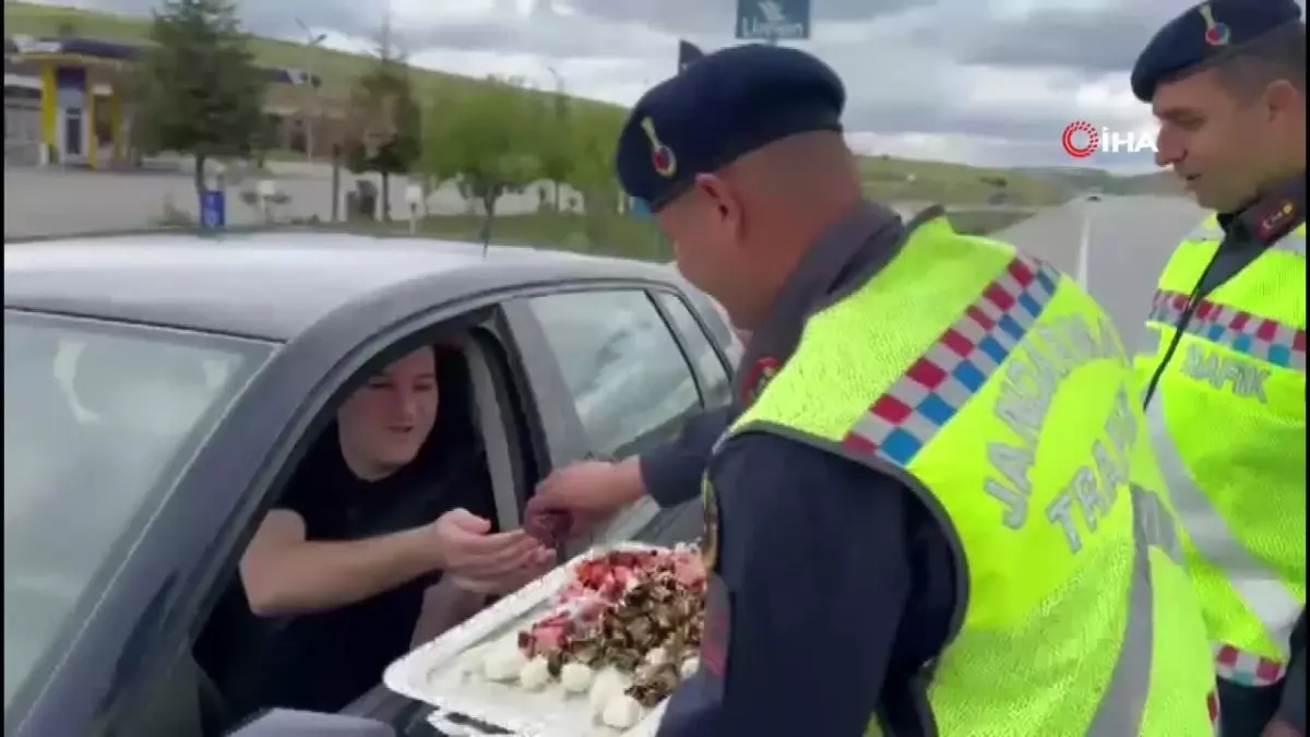 Jandarma, sürücüleri lokum ve çikolata ile durdurdu