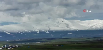 Kars'ta dağların zirvesi beyaza büründü