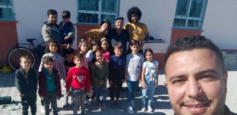 Konya'da Okul Bahçesinde Turistlerle Karşılaşan Çocuklar
