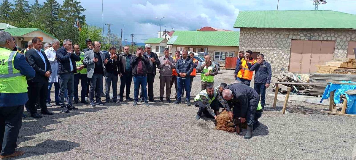Karayolları 11. Van Bölge Müdürü Demirhan Erol, Malazgirt'te konaklama ve dinlenme tesisi için temel attı