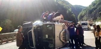 İnegöl'de minibüs devrildi, sürücü AFAD yardımıyla kurtarıldı