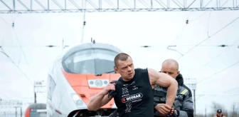 Rus Atlet Denis Vovk, 650 Tonluk Treni Çekerek Dünya Rekoru Kırdı