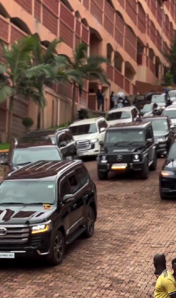 Yoksullukla mücadele eden Uganda'da tepki çeken görüntü! Lüks araçlar ve helikopterle okul balosu
