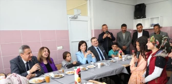 Bitlis Valisi Erol Karaömeroğlu, öğrencileri okullarında ziyaret etti