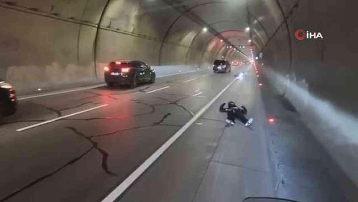 Bomonti-Dolmabahçe Tüneli'nde Motosikletli Kaza Geçirdi Bomonti-Dolmabahçe Tüneli'nde Motosikletli Kaza Geçirdi