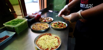 Çölyak Hastaları için Glütensiz Pizza Sunan Usta
