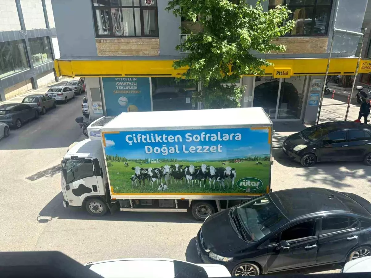 Bilecik'te Çift Sıra Park Eden Araçlar Trafiği Kilitledi