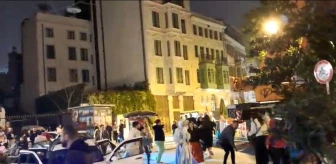Beyoğlu Galata Kulesi Meydanı'nda Trafiği Durduran Grup Kameralara Yansıdı