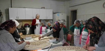 Minik öğrenciler Erzincan'da yufka imalathanesini ziyaret etti