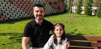 Sultangazi'de Küçük Kız İstiklal Marşı Okuyan Arkadaşına Eşlik Etti