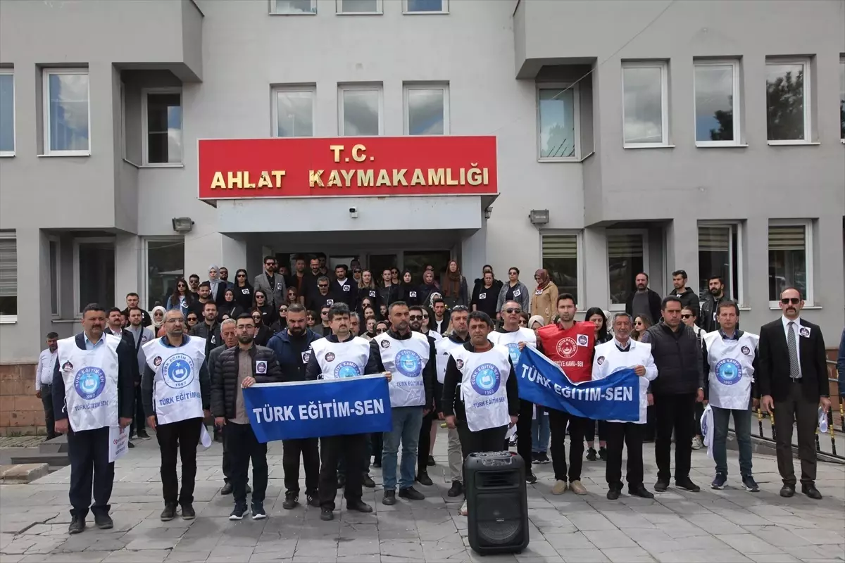Bitlis'te okul müdürünün öldürülmesi protesto edildi